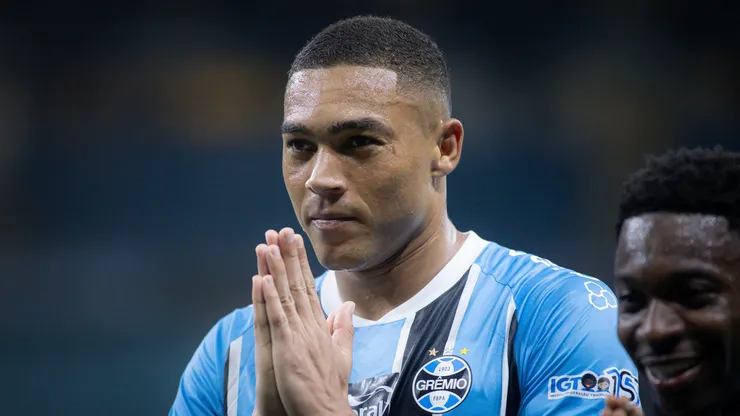 Carlos Vinícius pode renovar com o Grêmio.