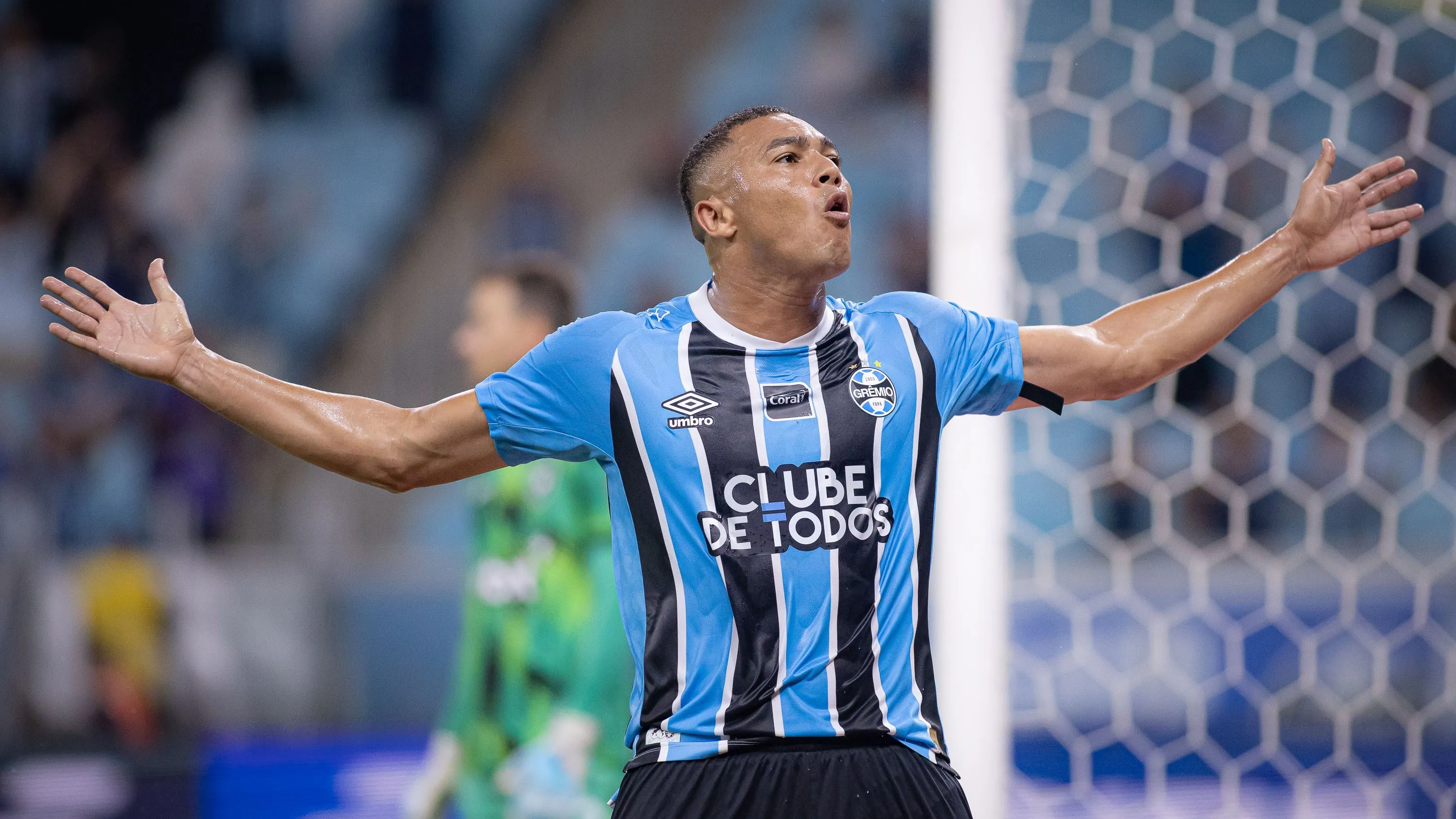 Carlos Vinícius é peça fundamental no Grêmio - Foto: Maxi Franzoi/AGIF.