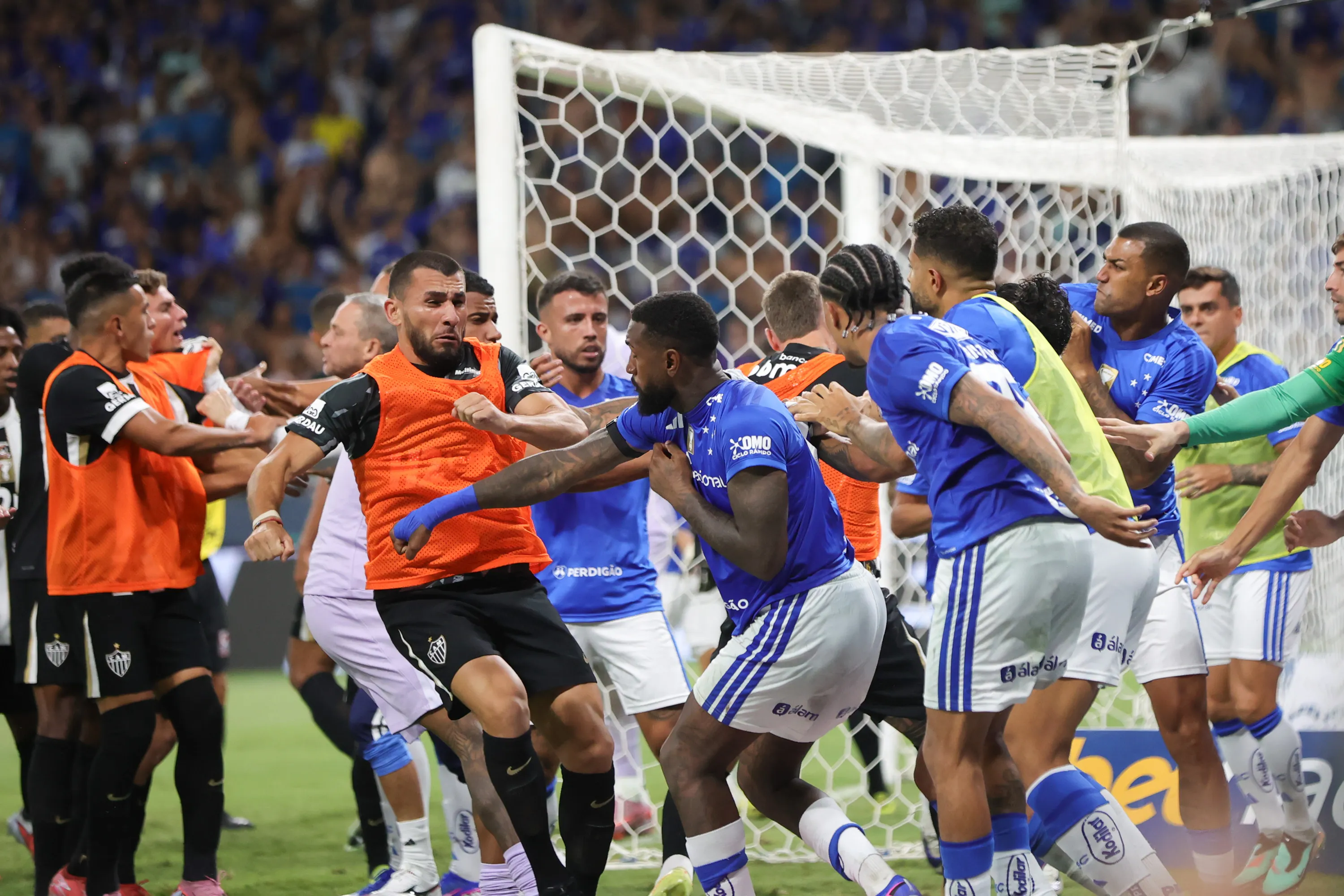 Confusão entre os jogadores. Foto: Gilson Lobo/AGIF