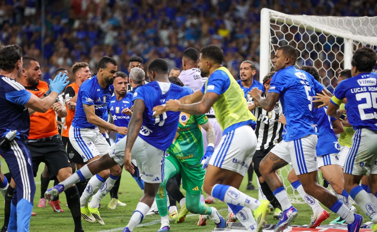 Jogadores de Cruzeiro e Atlético-MG podem pegar punições de até 24 jogos após confusão no Mineiro