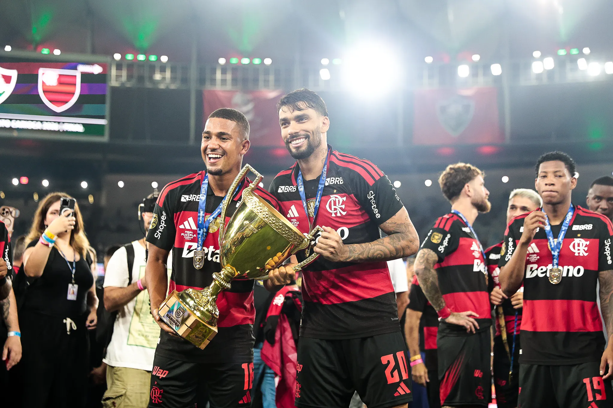 Lucas Paquetá comemora conquista do Campeonato Carioca com Samuel Lino. Fotos: Gilvan de Souza/Flamengo