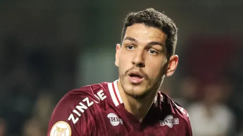 Nino durante jogo pelo Fluminense, clube que ele defendeu anteriormente.