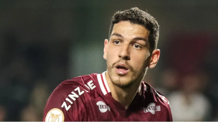 Nino durante jogo pelo Fluminense, clube que ele defendeu anteriormente.
