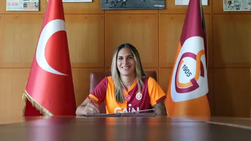 Vitória Almeida em anúncio de contratação do time turco – Foto: Galatasaray Oficial/Divulgação
