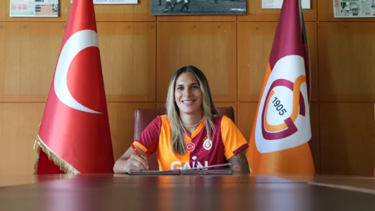 Vitória Almeida em anúncio de contratação do time turco - Foto: Galatasaray Oficial/Divulgação
