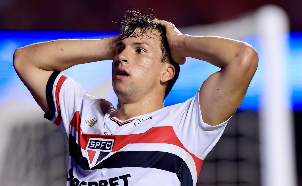 Tapia e Ferreira foram pivôs de demissão de Crespo no São Paulo; Lucas e Cédric também tinham ‘desgaste’