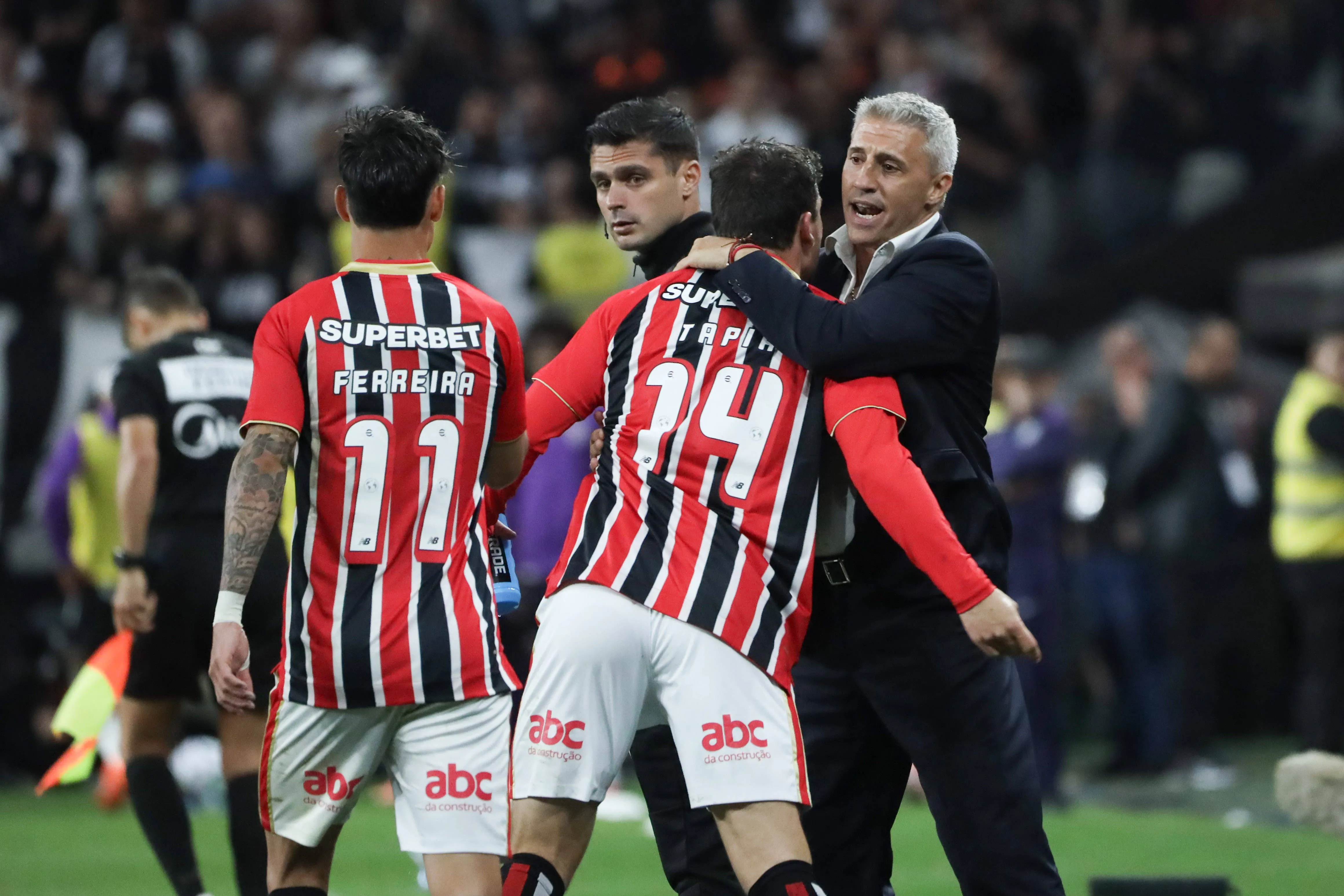 Ferreira e Tapia não gostaram de decisões de Crespo e clima ‘pesou’ para o técnico no SPFC – Foto: IMAGO / Brazil Photo Press