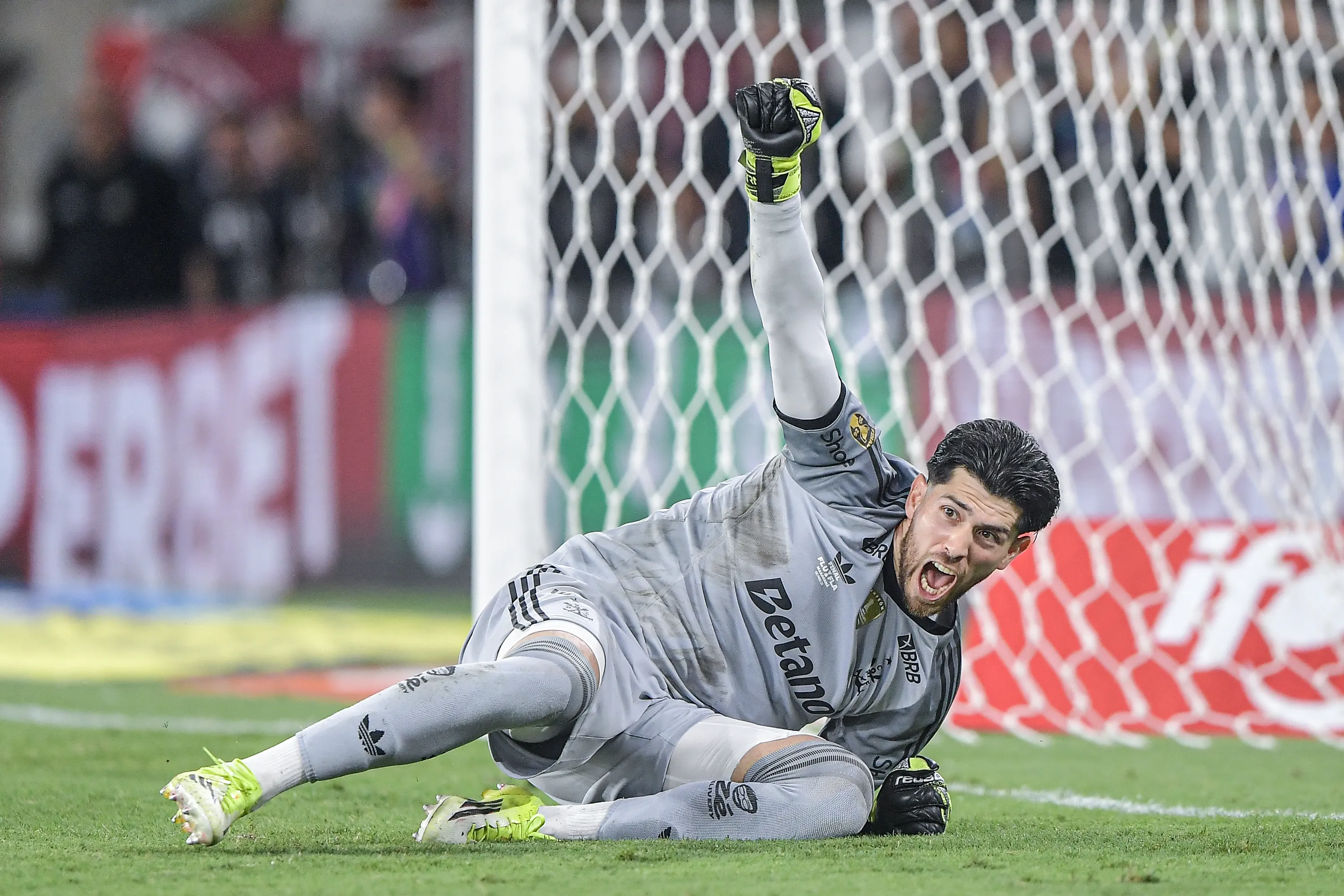 Rossi pega dois pênaltis contra o Fluminense, na final do Carioca. Foto: Thiago Ribeiro/AGIF