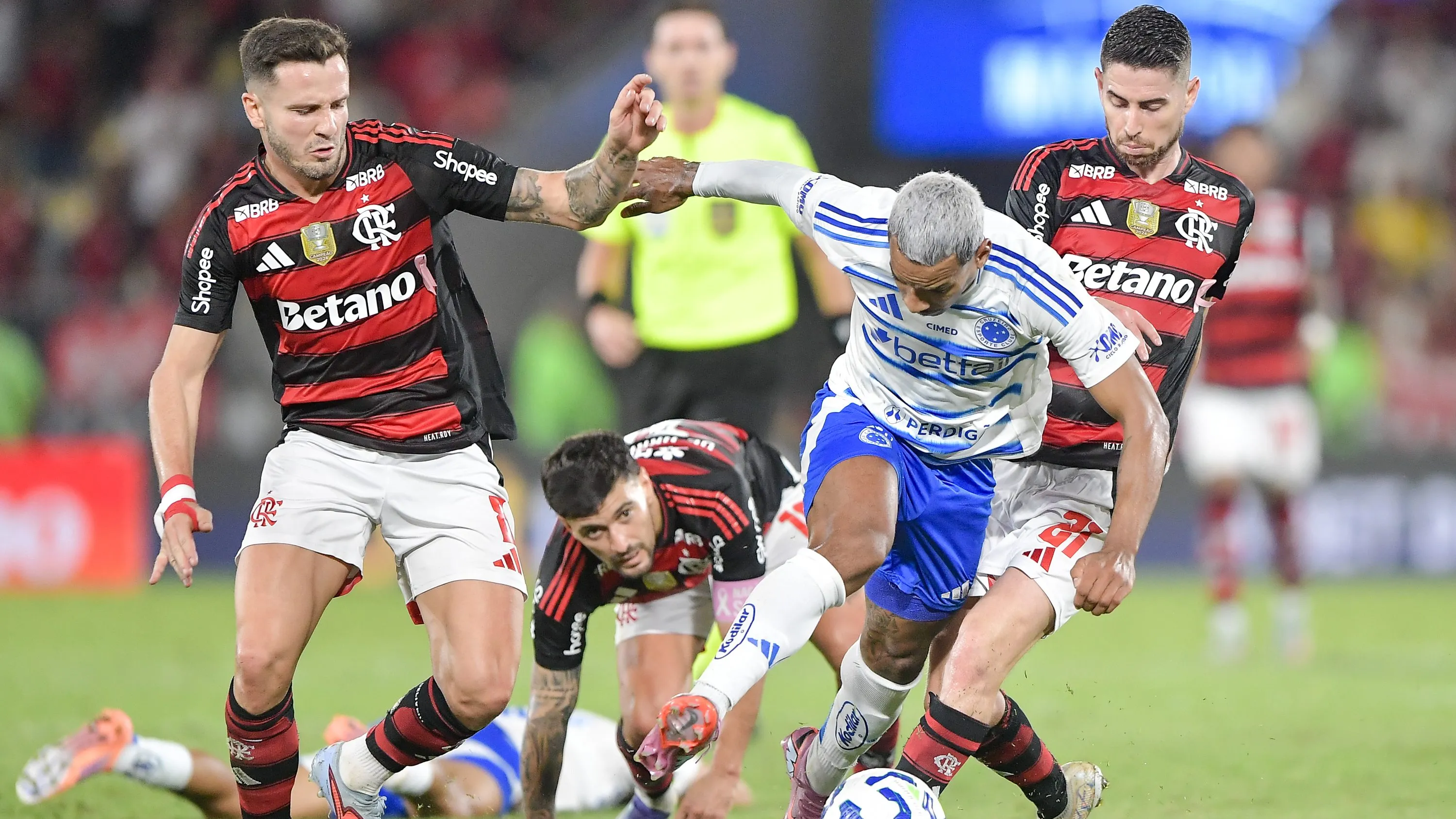 Matheus Pereira jogador do Cruzeiro durante partida contra o Flamengo no estadio Maracana pelo campeonato Brasileiro A 2025. Foto: Thiago Ribeiro/AGIF