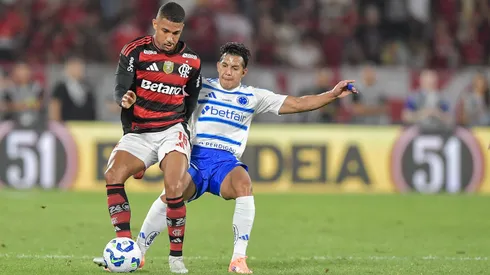 Samuel Lino jogador do Flamengo disputa lance com Lucas Romero jogador do Cruzeiro durante partida no estadio Maracana pelo campeonato Brasileiro A 2025. Foto: Thiago Ribeiro/AGIF