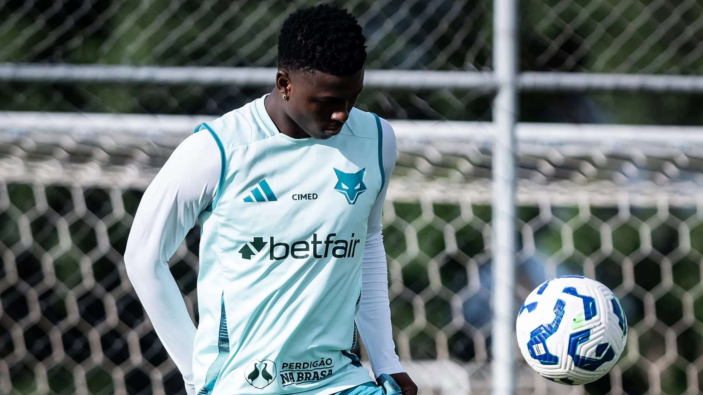 Neiser Villarreal em treino pelo Cruzeiro. Foto: Gustavo Aleixo/Cruzeiro
