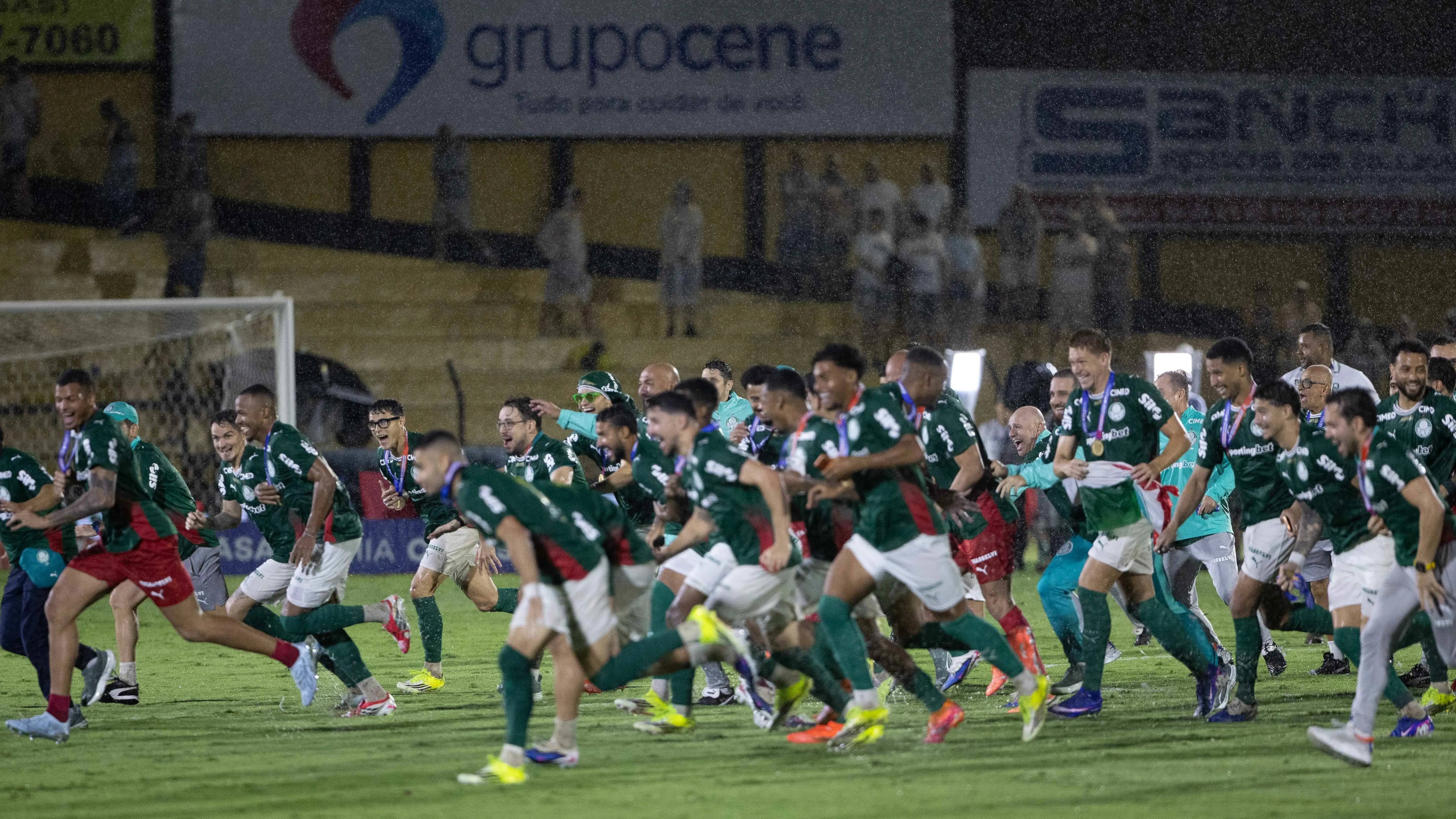 Jogadores do Palmeiras comemoram vitoria ao final da partida contra o Novorizontino no estadio Jorge Ismael de Biasi pelo campeonato Paulista 2026. Foto: Joisel Amaral/AGIF
