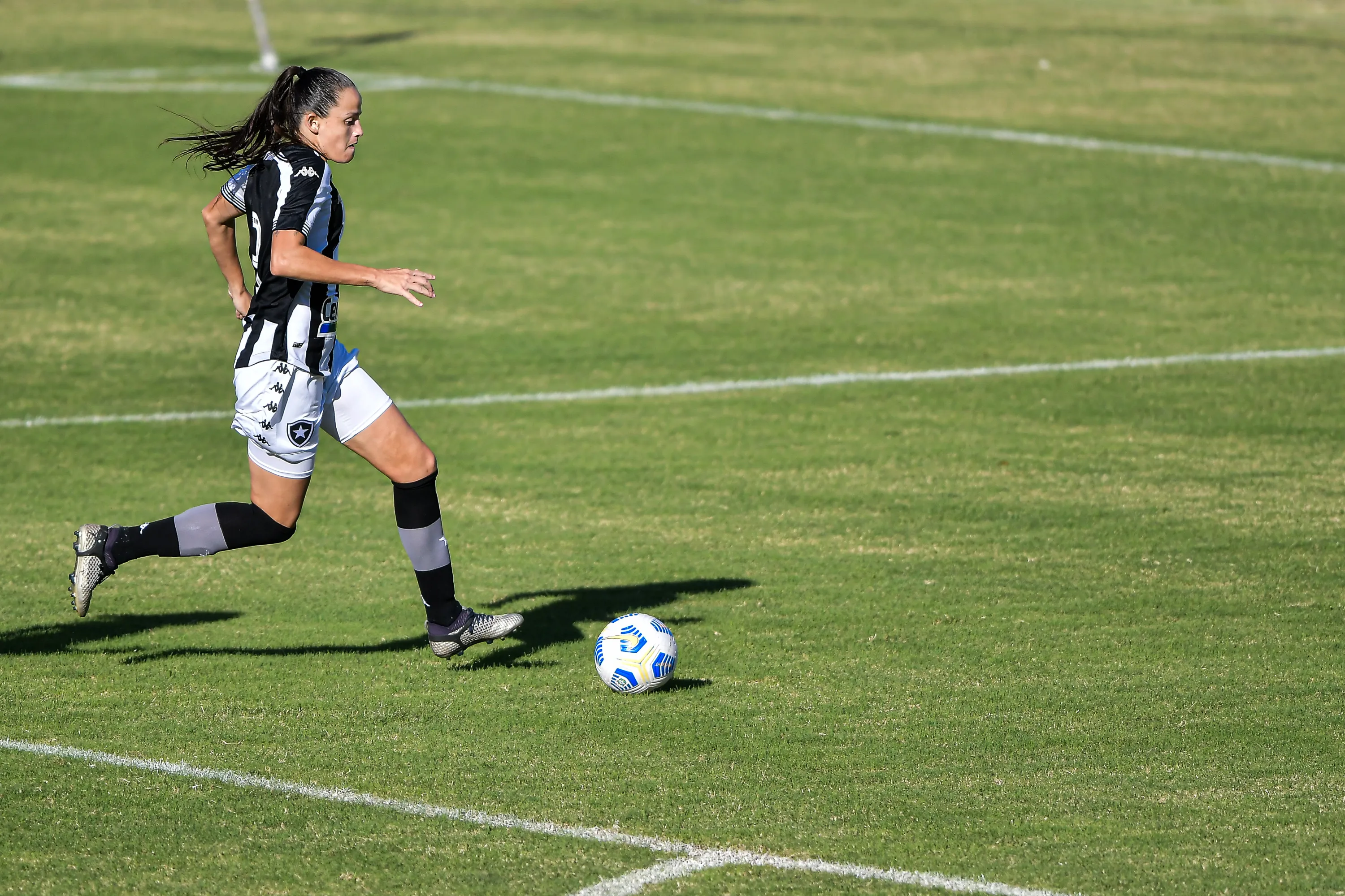 Jogadora do Botafogo. Foto: Thiago Ribeiro/AGIF
