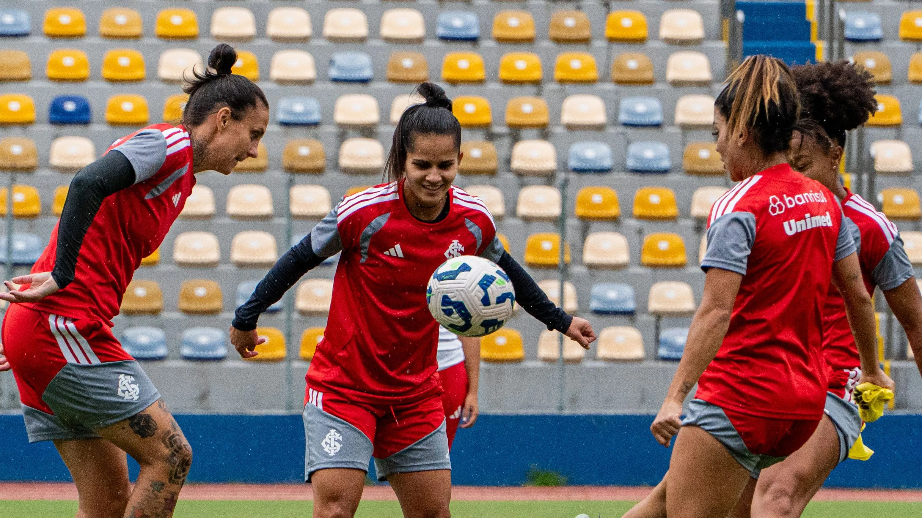 Elenco feminino do Internacional em treino