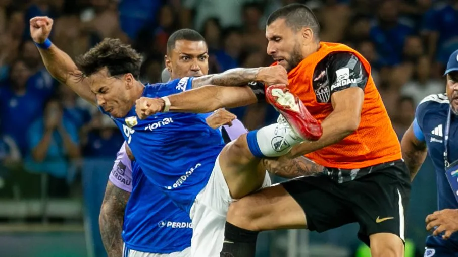 MG – BELO HORIZONTE – 08/03/2026 – MINEIRO 2026, CRUZEIRO X ATLETICO – Tumulto entre jogadores do Cruzeiro e jogadores do Atletico durante partida no estadio Mineirao pelo campeonato Mineiro 2026. Foto: Fernando Moreno/AGIF