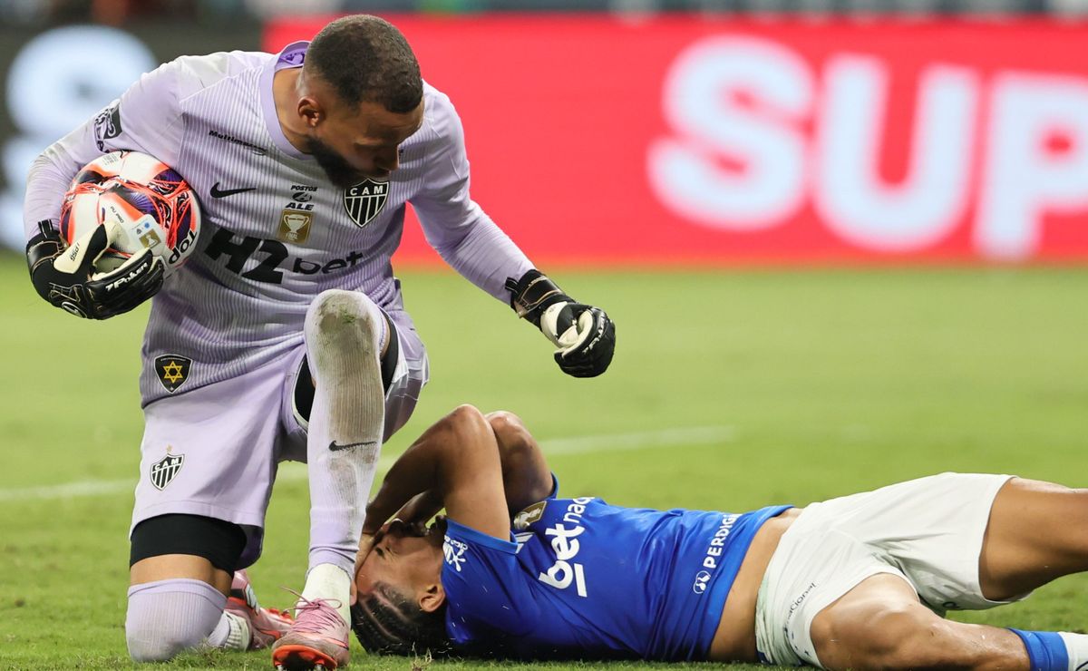 Everson usa as redes sociais para se desculpar após confusão em clássico: “Aprender com os nossos equívocos”