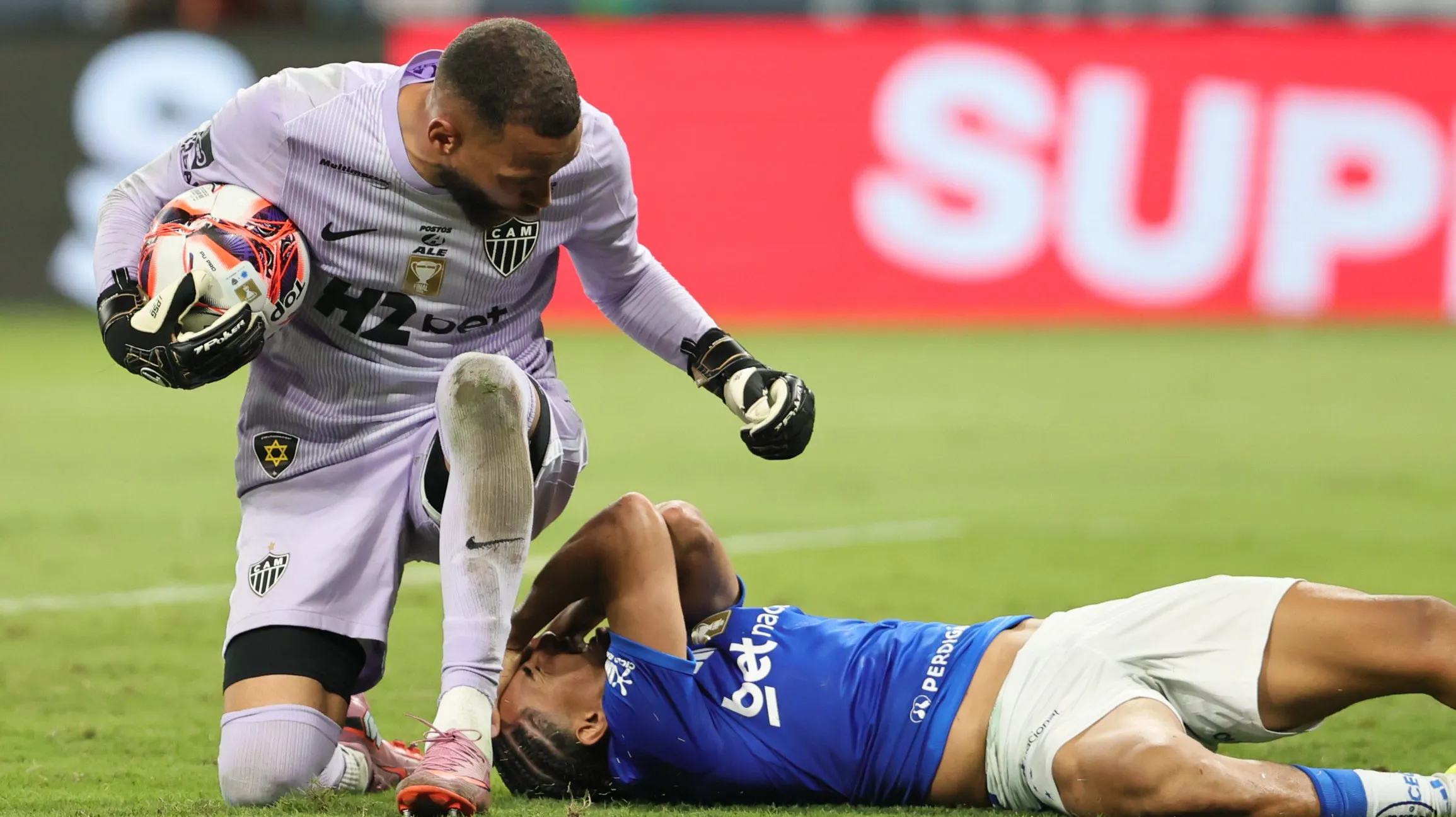 Christian e Everson durante confusão no Mineiro