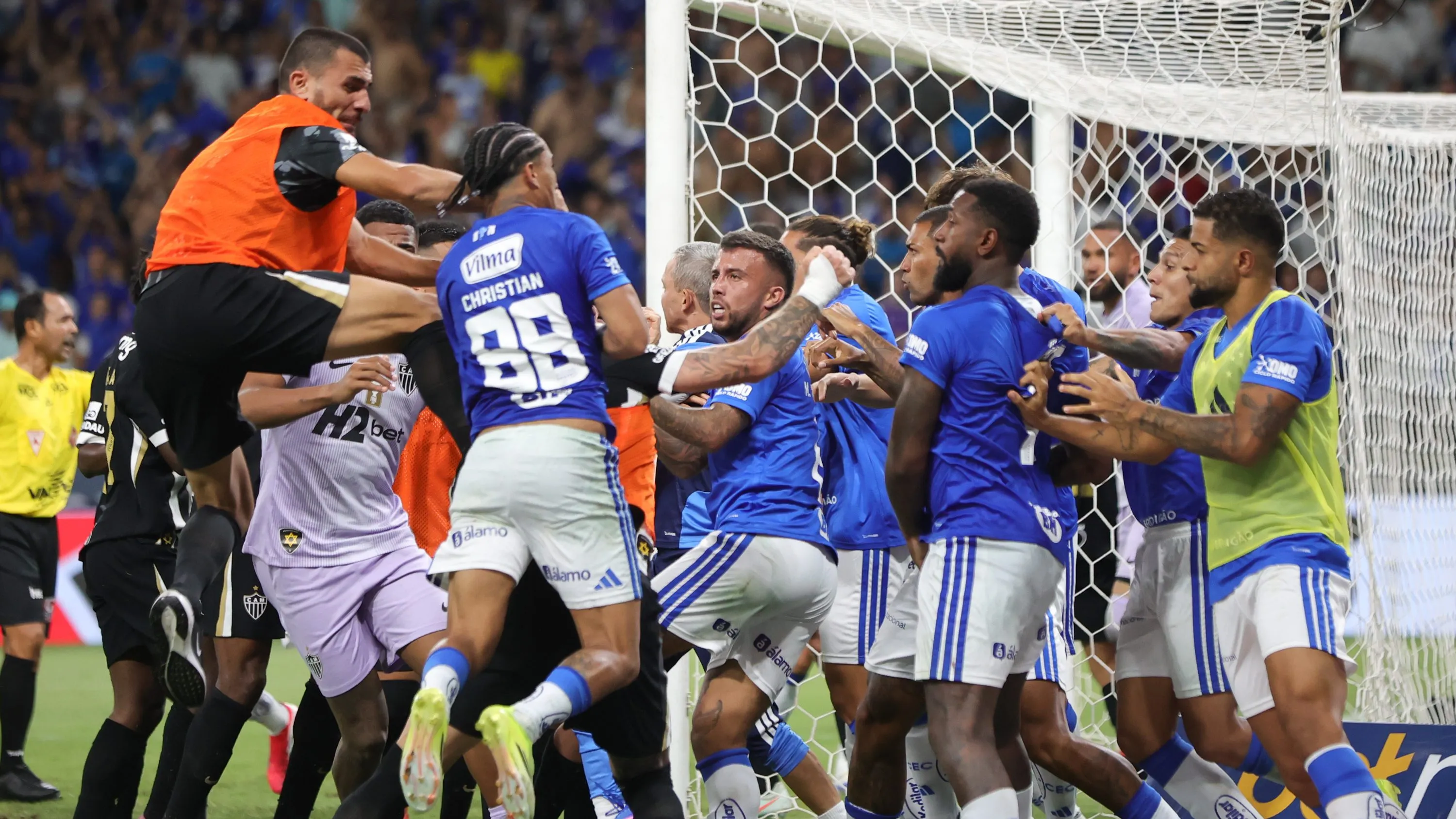 Briga generalizada entre jogadores do Cruzeiro e jogadores do Atletico durante partida no estadio Mineirao pelo campeonato Mineiro 2026. Foto: Gilson Lobo/AGIF