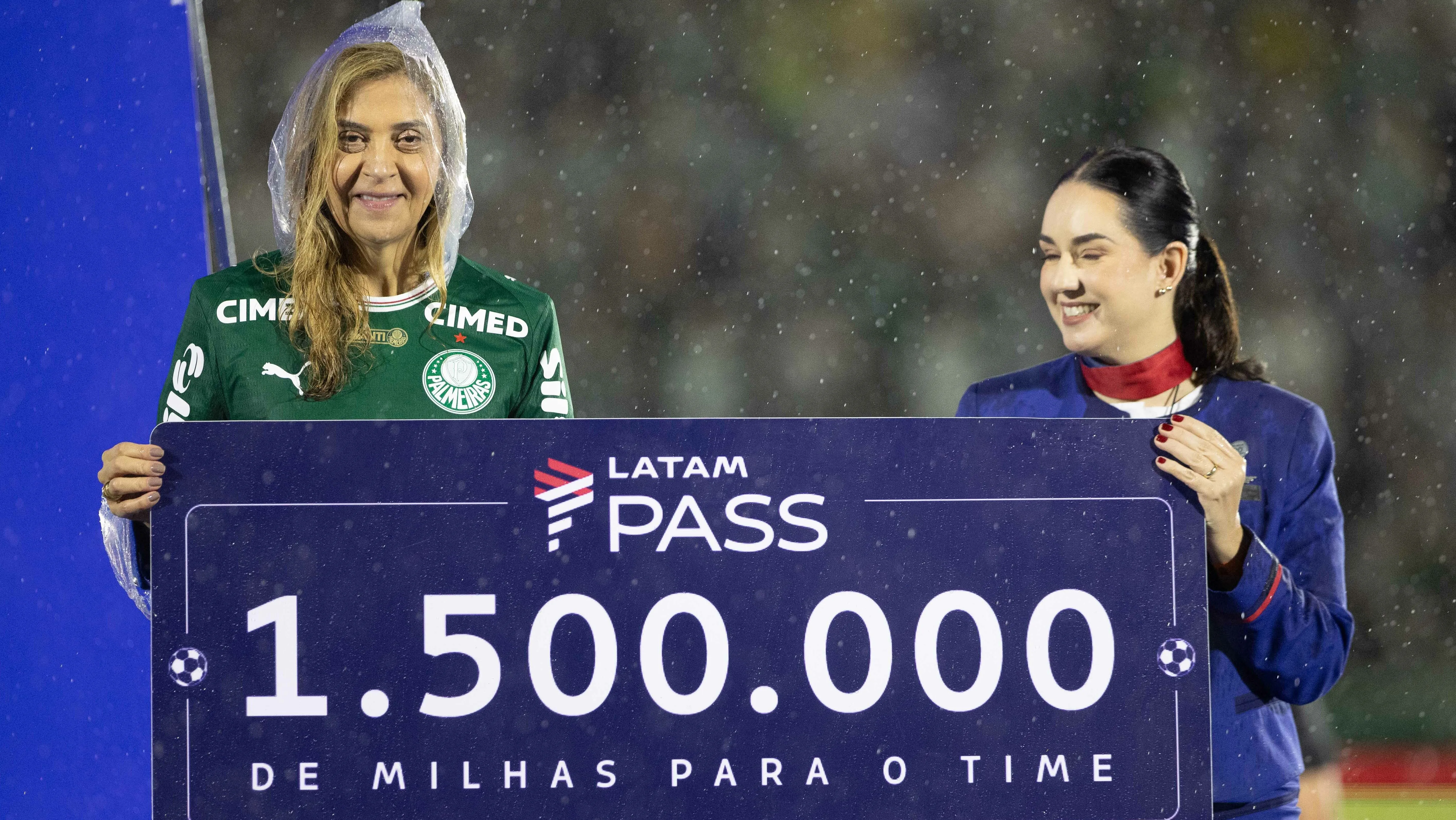 SP – NOVO HORIZONTE – 08/03/2026 – PAULISTA 2026, NOVORIZONTINO X PALMEIRAS – LEILA PEREIRA PRESIDENTA do Palmeiras comemoram vitoria E RECEBE PREMIO DA LATAM ao final da partida contra o Novorizontino no estadio Jorge Ismael de Biasi pelo campeonato Paulista 2026. Foto: Joisel Amaral/AGIF