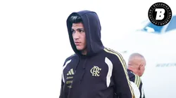 Jorge Carrascal jogador do Flamengo durante viagem com a delegação do clube