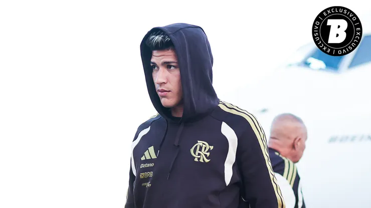 Jorge Carrascal jogador do Flamengo durante viagem com a delegação do clube