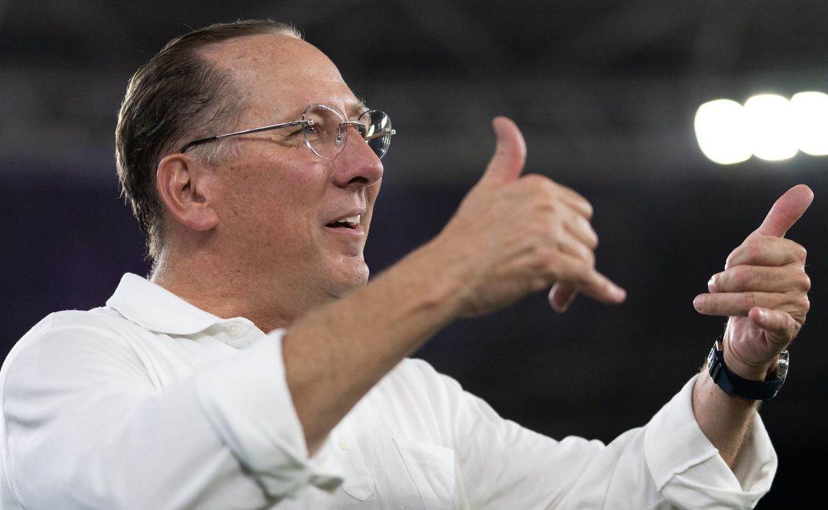 John Textor faz discurso para o Flamengo após título do Campeonato Carioca: “Quero parabenizá-los”