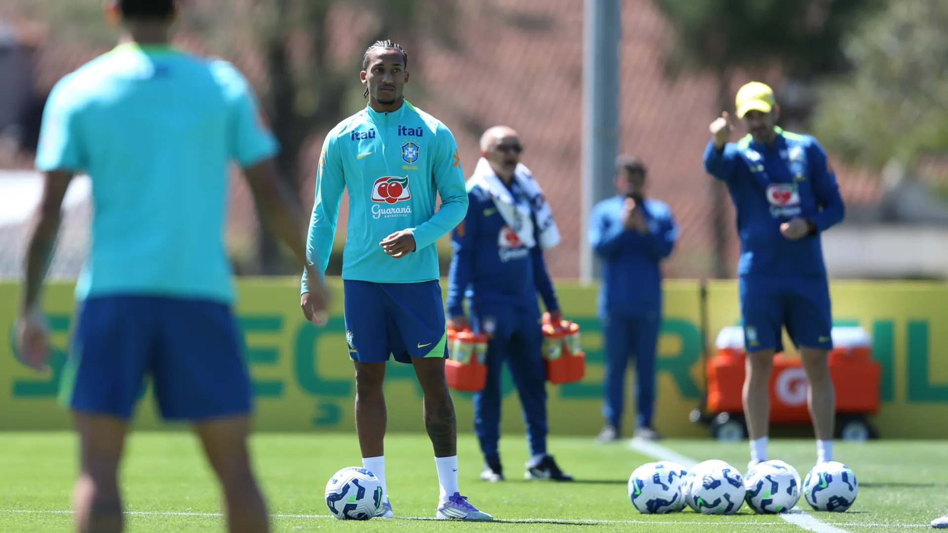 João Pedro durante treino da Seleção Brasileira na Granja Comary – Foto: Marlon Costa/AGIF