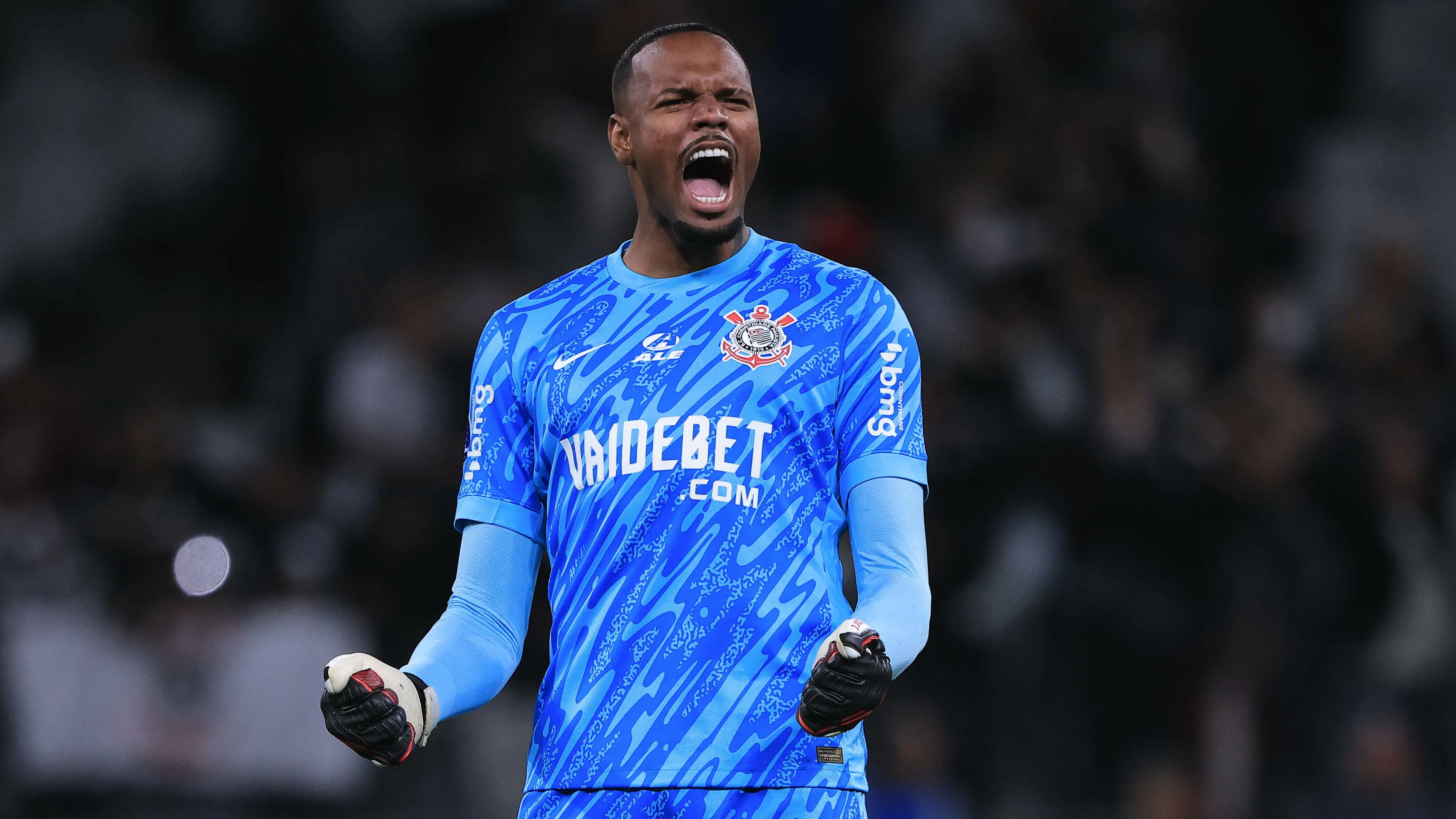 SP – SAO PAULO – 14/05/2024 – COPA SUL-AMERICANA 2024, CORINTHIANS X ARGENTINOS JUNIORS – Carlos Miguel goleiro do Corinthians comemora gol de Yuri Alberto seu companheiro de equipe durante partida contra o Argentinos Juniors no estadio Arena Corinthians pelo campeonato Copa Sul-Americana 2024. Foto: Ettore Chiereguini/AGIF