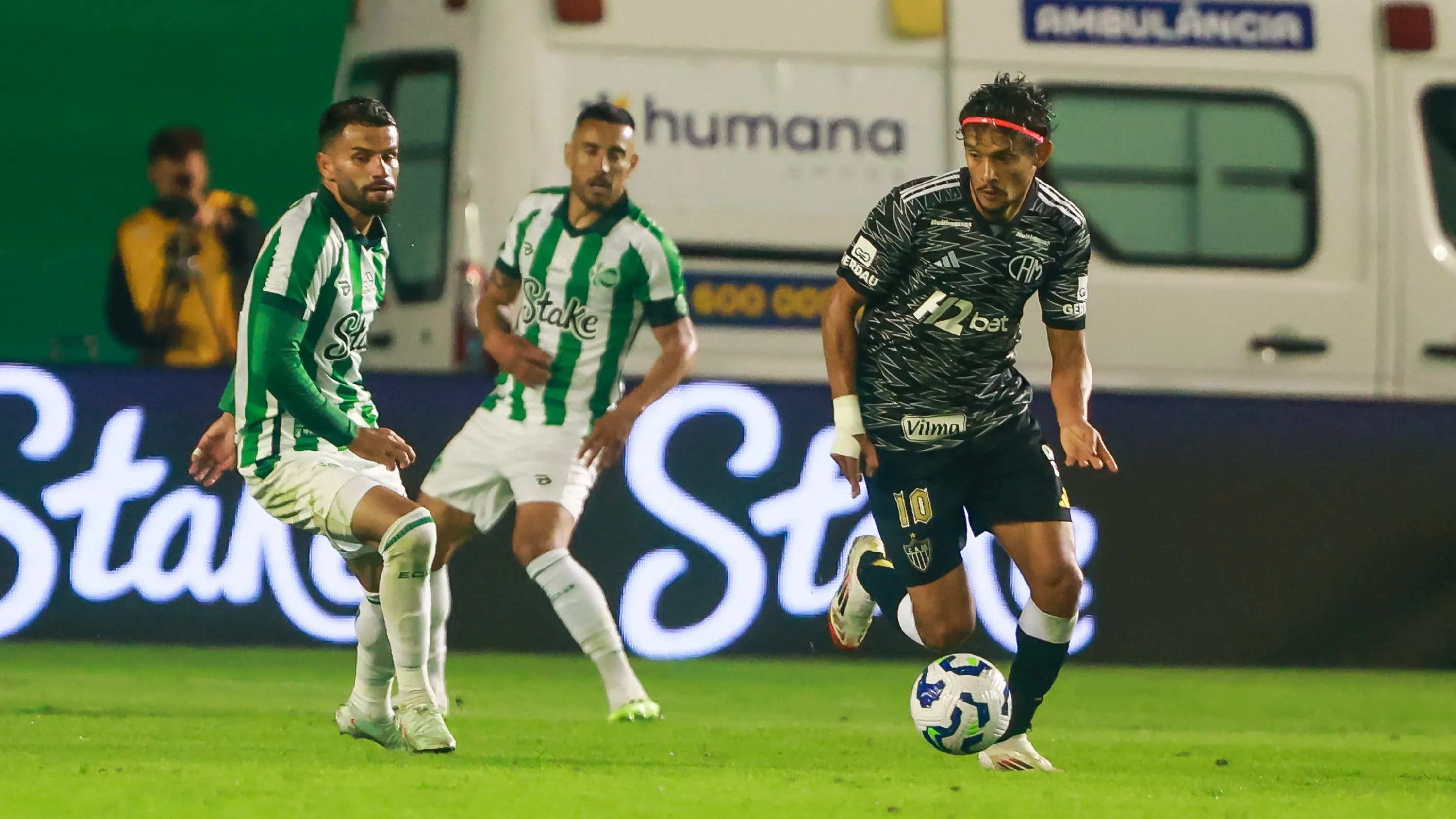 Scarpa consegue fazer várias funções em campo - Foto: Luiz Erbes/AGIF.