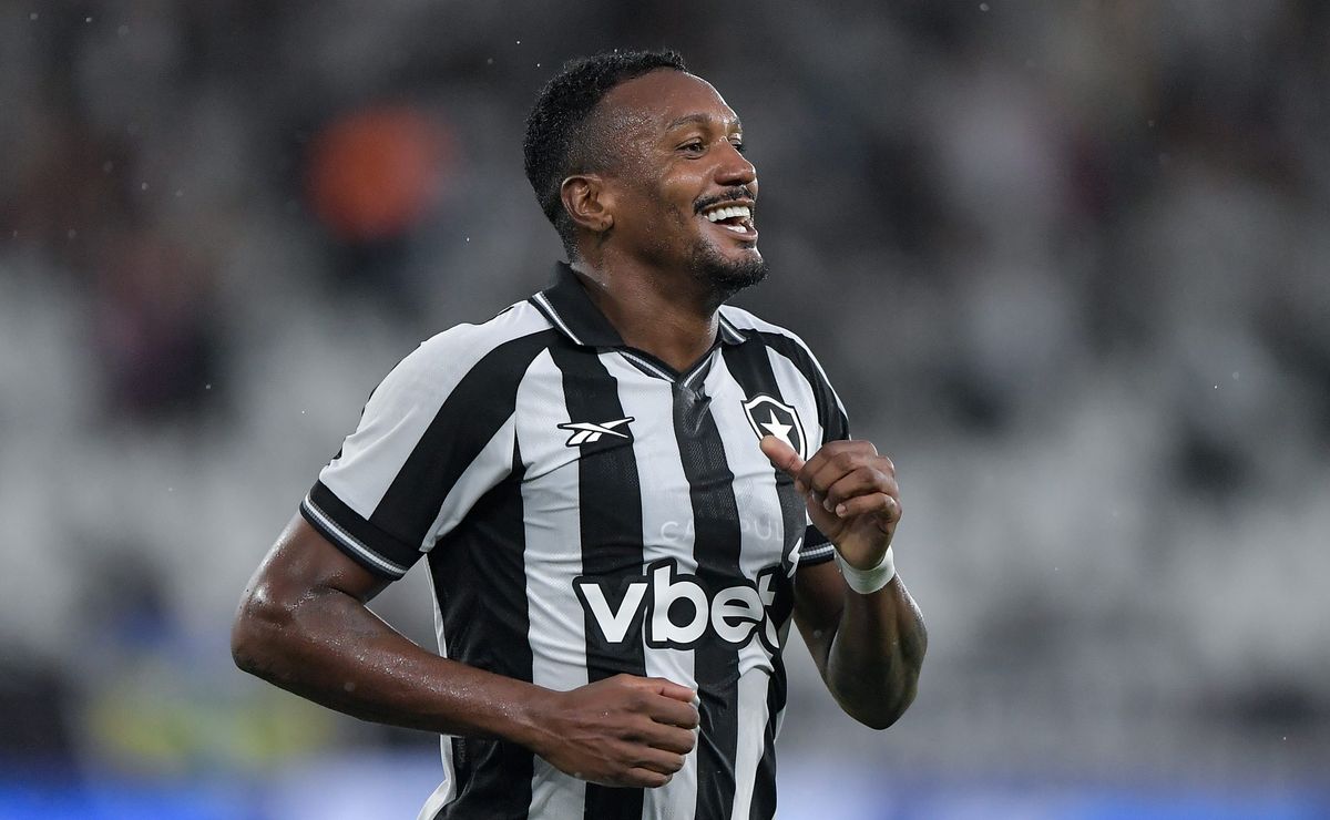 Edenílson se destaca em início pelo Botafogo e mostra que pode brigar por vaga entre os titulares