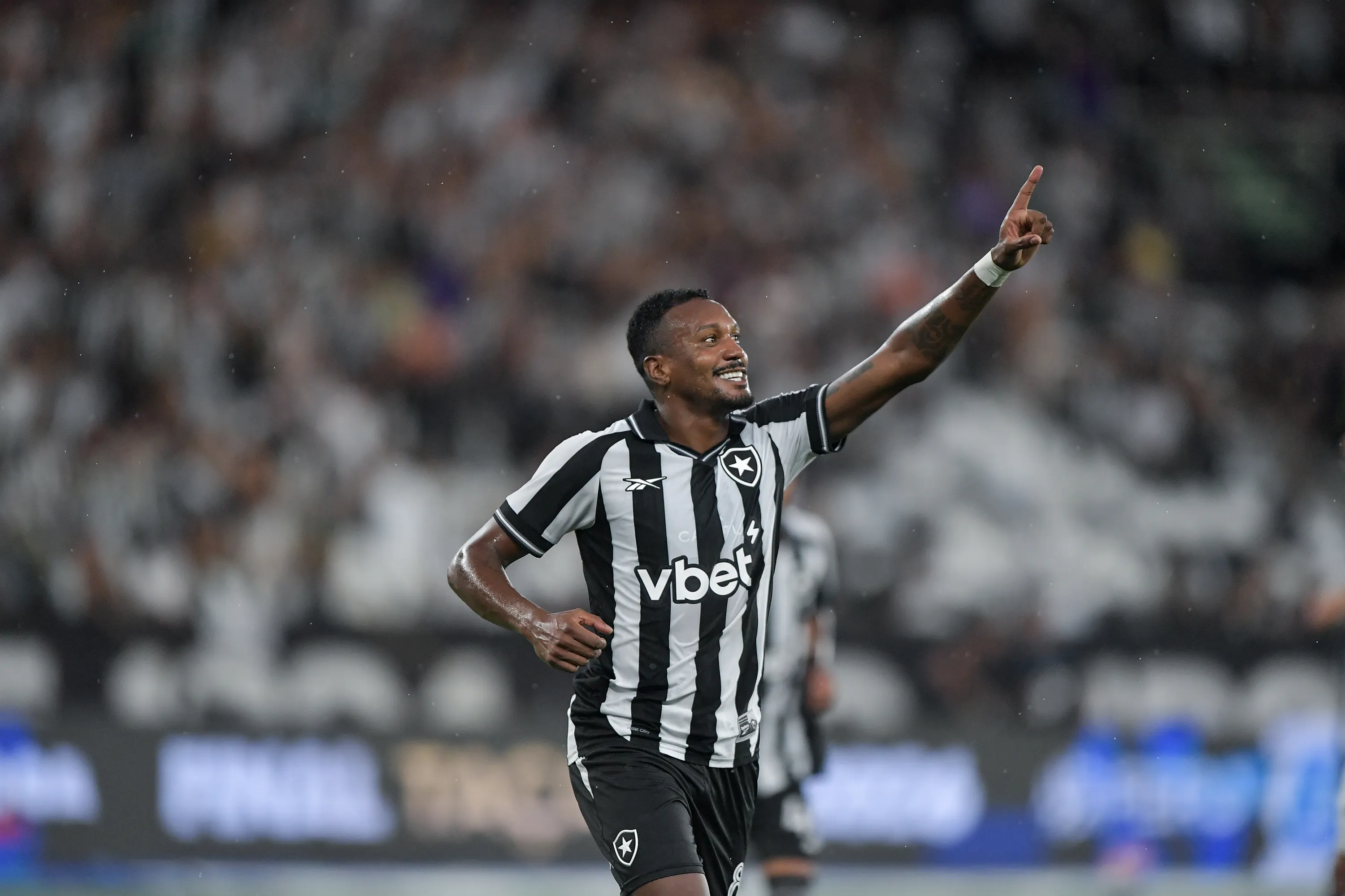 Edenílson comemora seu gol pelo Botafogo. Foto: Thiago Ribeiro/AGIF