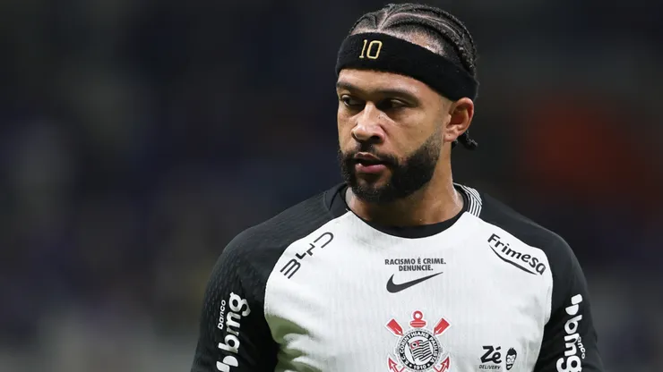 Memphis Depay é a esperança do Corinthians contra o Coritiba - Foto: Gilson Lobo/AGIF
