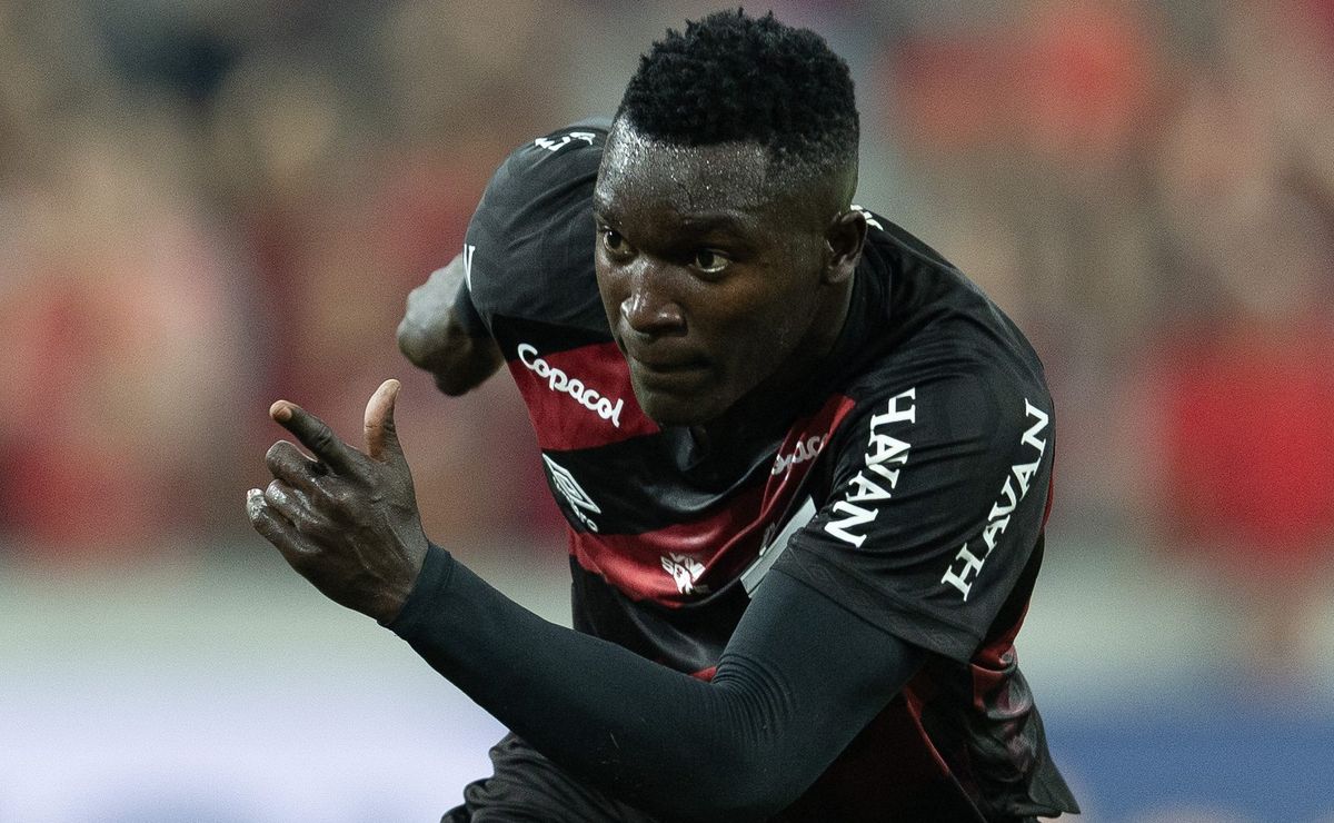 José Boto volta ao mercado e Flamengo monitora situação de Viveros, atacante do Athletico-PR