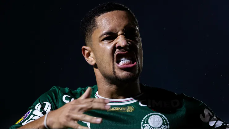 VITOR ROQUE jogador do Palmeiras comemora seu gol durante partida contra o Novorizontino no estadio Jorge Ismael de Biasi pelo campeonato Paulista 2026. Foto: Joisel Amaral/AGIF