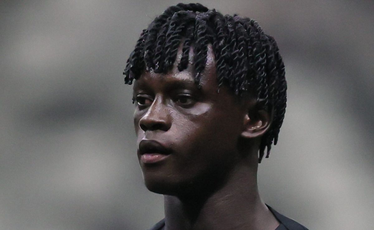 Cissé agradece apoio da torcida do Atlético Mineiro após lesão sofrida no clássico contra o Cruzeiro