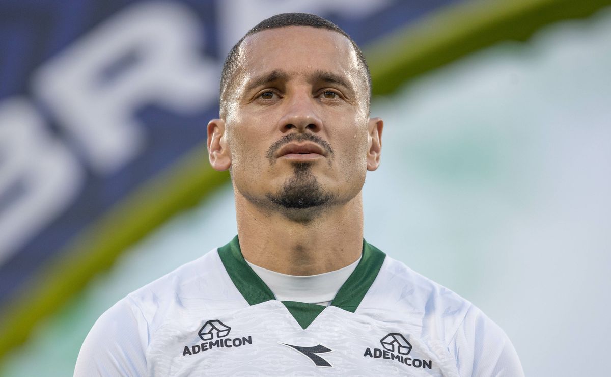 Maicon, do Coritiba, sai do clubismo e rasga elogios ao Corinthians: “Todo jogo do Brasileirão é difícil”