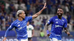 Matheus Pereira celebra gol ao lado de Gerson