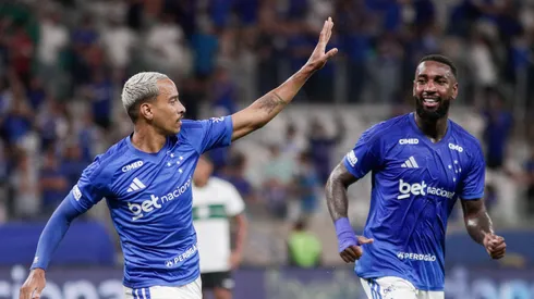 Matheus Pereira celebra gol ao lado de Gerson
