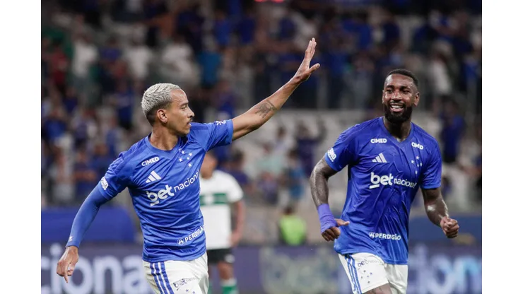 Matheus Pereira celebra gol ao lado de Gerson