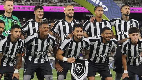 Botafogo players pose for the team photo prior to the match between Botafogo and Cruzeiro as part of Brasileirao 2026 at Estadio Olimpico Nilton Santos on January 29, 2026 in Rio de Janeiro, Brazil. (Photo by Wagner Meier/Getty Images)
