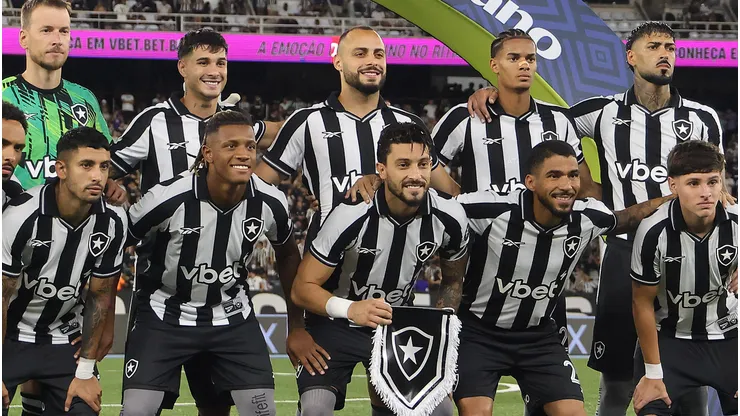 Botafogo players pose for the team photo prior to the match between Botafogo and Cruzeiro as part of Brasileirao 2026 at Estadio Olimpico Nilton Santos on January 29, 2026 in Rio de Janeiro, Brazil. (Photo by Wagner Meier/Getty Images)