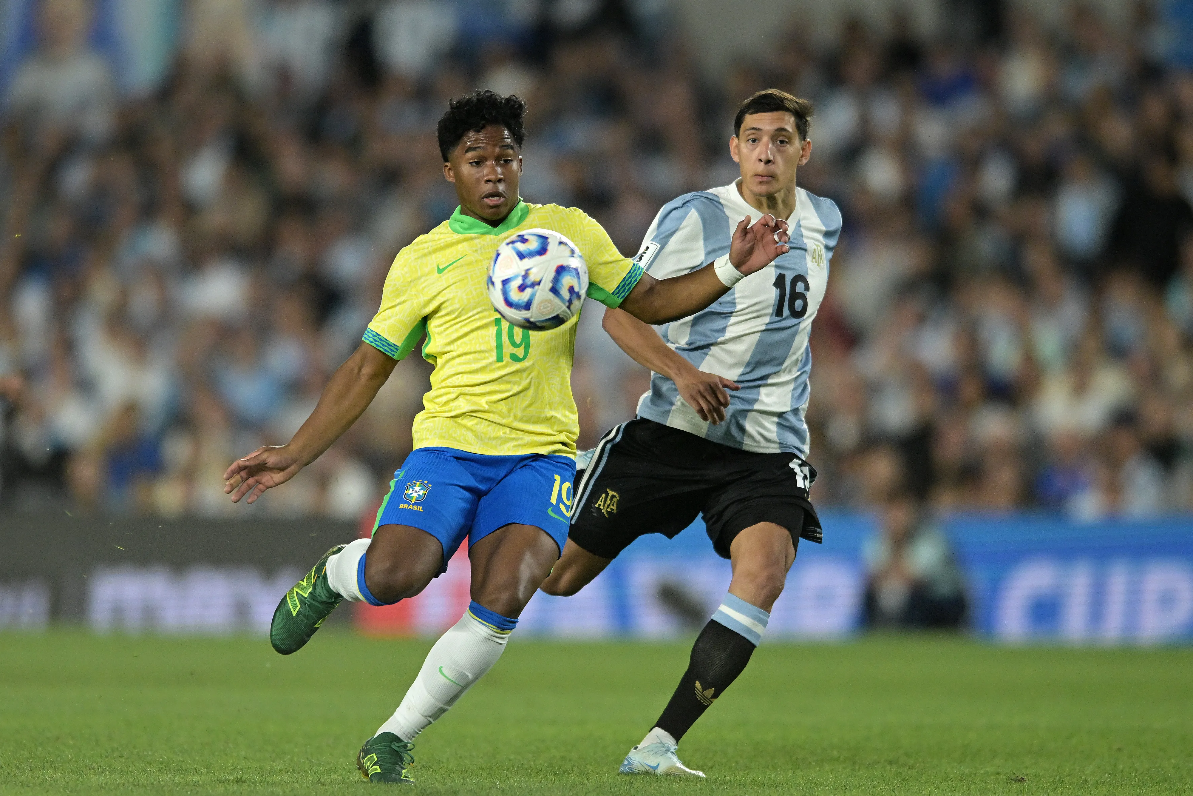 Endrick durante a partida das Eliminatórias Sul-Americanas para a Copa do Mundo de 2026. Foto: Marcelo Endelli/Getty Images