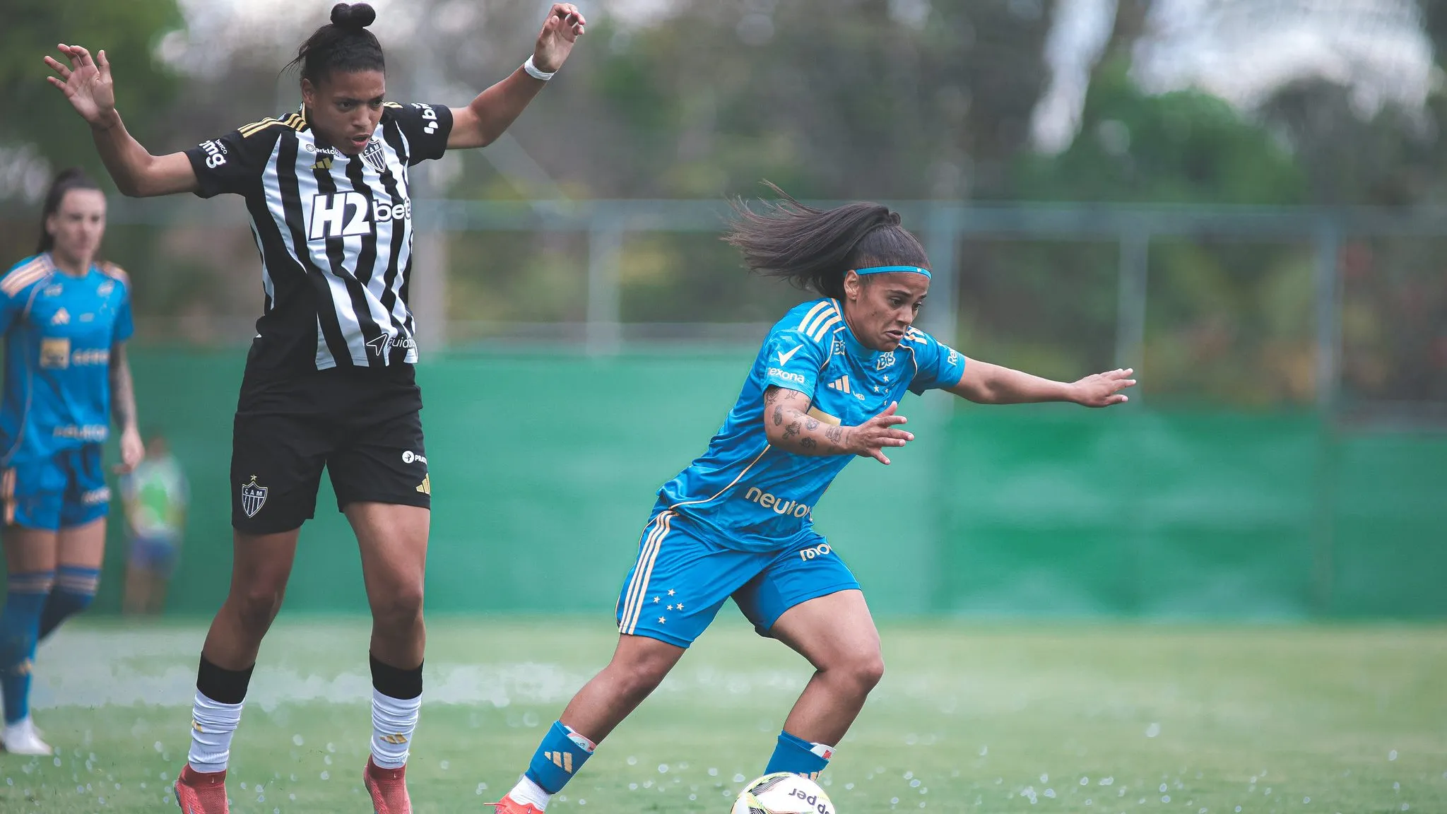 Jogadoras do Atlético-MG e Cruzeiro em campo