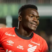 Athletico-PR topa negociar Kevin Viveros com Flamengo por R$ 52 milhões e contratação tem única condição