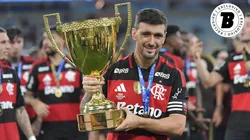 Arrascaeta jogador do Flamengo levanta a taça de campeão carioca. Foto: Thiago Ribeiro/AGIF