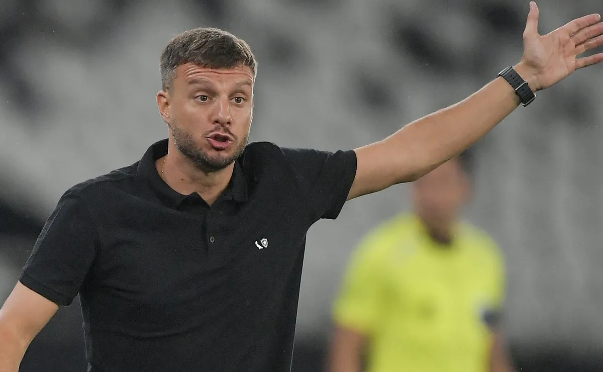 Estratégia de Martín Anselmi falha, Botafogo para na defesa do Barcelona e cai na Copa Libertadores