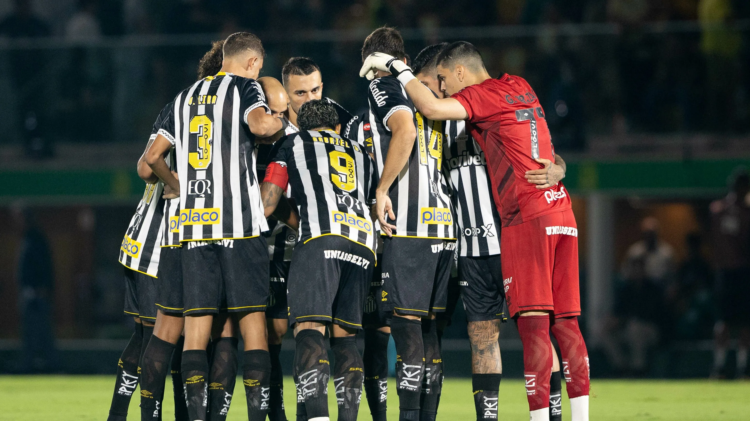 Jogadores do Santos REUNIDOS EM CAMPO antes na partida contra Mirassol no estadio Jose Maria de Campos Maia pelo campeonato Brasileiro A 2026. Foto: Joisel Amaral/AGIF