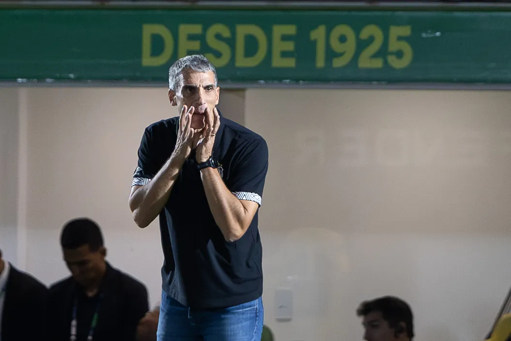 Juan Vojvoda tecnico do Santos durante partida contra o Mirassol no estadio Jose Maria de Campos Maia pelo campeonato Brasileiro A 2026. Foto: Joisel Amaral/AGIF