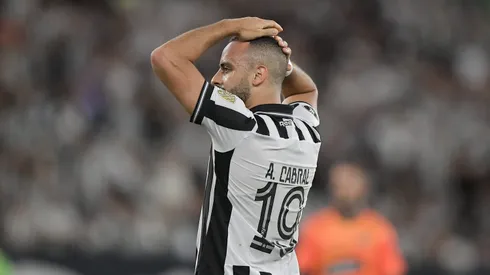 Arthur Cabral perdeu oportunidades de gol
