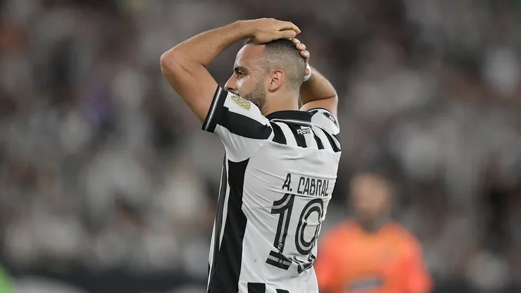 Arthur Cabral perdeu oportunidades de gol